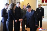 アレクサンドル・マツェゴラ駐北朝鮮ロシア大使を弔問するため、平壌のロシア大使館を訪れた金正恩氏（2025年12月11日付朝鮮中央通信）