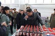 定平郡の地方工業工場を視察した金正恩氏（2025年12月25日付朝鮮中央通信）