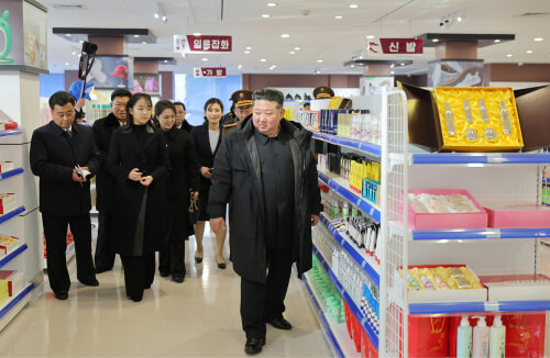 金正恩氏が李雪主夫人、娘のジュエ氏と江東郡工場と総合サービスセンターの竣工式に出席した（2025年12月16日付労働新聞）