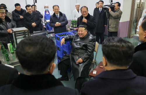 金正恩氏が長淵郡地方工場の竣工式に出席した（2025年12月18日付け労働新聞）