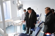 金正恩氏が南浦市龍岡郡で竣工した病院を視察（2025年12月30日付朝鮮中央通信）