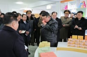 金正恩氏が長淵郡地方工場の竣工式に出席した（2025年12月18日付け労働新聞）