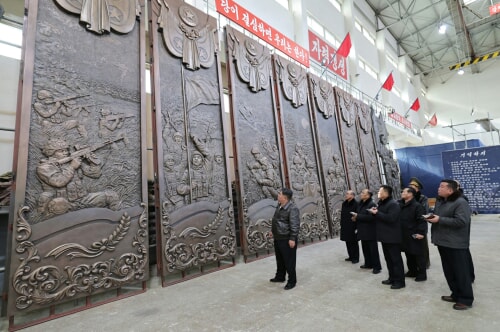 金正恩氏が万寿台創作社を訪れて彫刻を指導した（2026年1月26日付労働新聞）