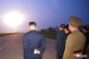 2019年８月6日に行われた「新型戦術誘導弾」の試射を見守る金正恩氏（2019年8月7日付朝鮮中央通信）
