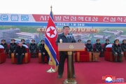 黄海南道殷栗郡の工場竣工式に出席した金正恩氏（2026年1月30日付朝鮮中央通信）