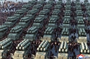 600ミリ大口径ロケット砲の贈呈式（2026年2月19日付朝鮮中央通信）
