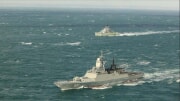 英国海軍は、タンカーの1隻を護衛するロシアの軍艦が英仏海峡を航行しているのを監視したと報告した（英国海軍）。