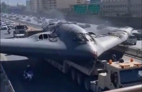 撃墜されたB-2爆撃機をトレーラーで輸送中の場面をAI生成したフェイク画像(SNSより)