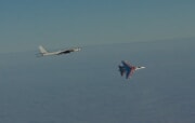 ロシアの長距離爆撃機Tu-95とロシアンナイツ所属のSu-35S（ノルウェー軍提供）