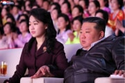 国際婦人デーの記念公演を鑑賞する金正恩氏と娘のジュエ氏（2026年3月9日付朝鮮中央通信）