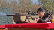 新型狙撃銃を試射する金ジュエ氏（労働新聞）