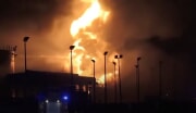 イランによる攻撃で炎上する石油タンク（バーレーン内務省）