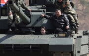 戦車に搭乗した金正恩氏とジュエ氏（朝鮮中央通信）