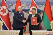 友好協力条約に調印したベラルーシのルカシェンコ大統領と北朝鮮の金正恩総書記（2026年3月27日付朝鮮中央通信）