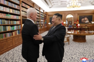 金正恩氏とロシアのベロウソフ国防相（2026年4月27日付朝鮮中央通信）