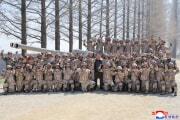 太陽節に際し軍の砲撃協議を視察した金正恩氏（2026年4月16日付朝鮮中央通信）