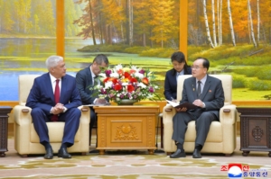 ウラジーミル・コロコリツェフ露内務相と会談する趙甬元氏（2026年4月23日付朝鮮中央通信）