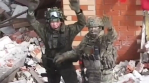 ロシアに派遣された北朝鮮兵とロシア兵（ロシア国防省）