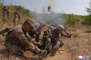 金正恩氏が視察した軍軽歩兵部隊の迫撃砲射撃競技（2026年4月26日付朝鮮中央通信）